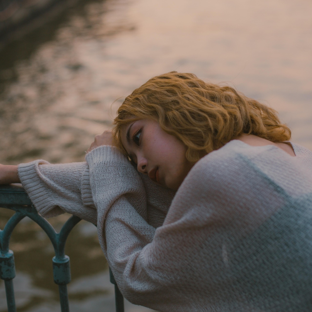 Seul, triste, déprimée, pas heureuse